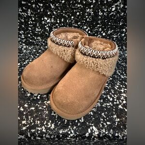 EUC UGG Classic Ultra Mini Maxi Curly Size 7